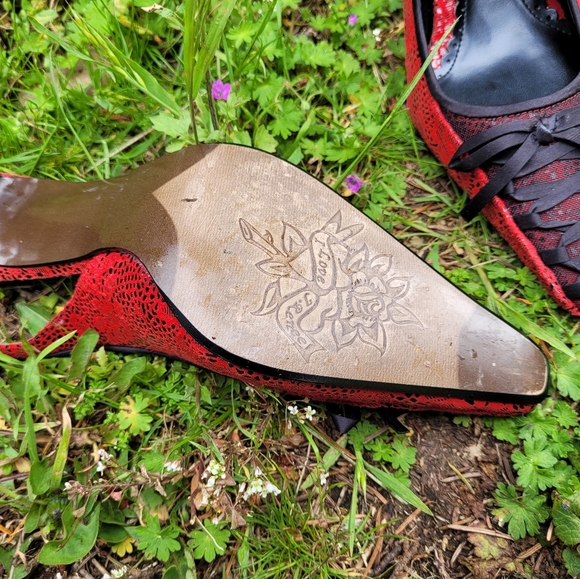 Red lace heels with black ribbon and bow - Picture 2 of 3